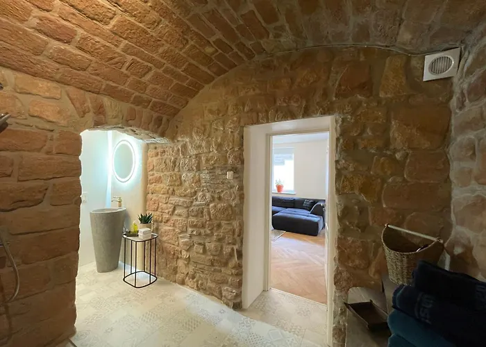 Luxurioese Mit Wellness Oase